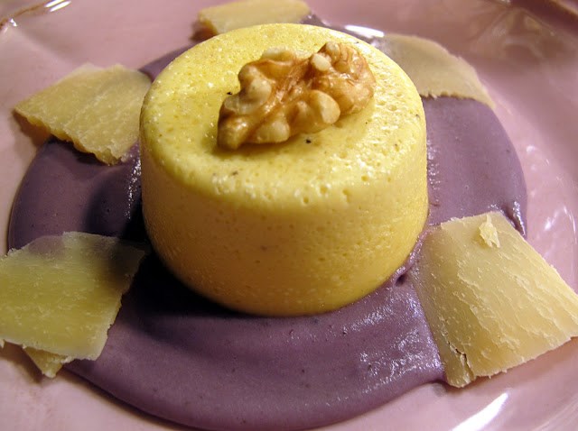 Sformatino di parmigiano con crema di patate viola